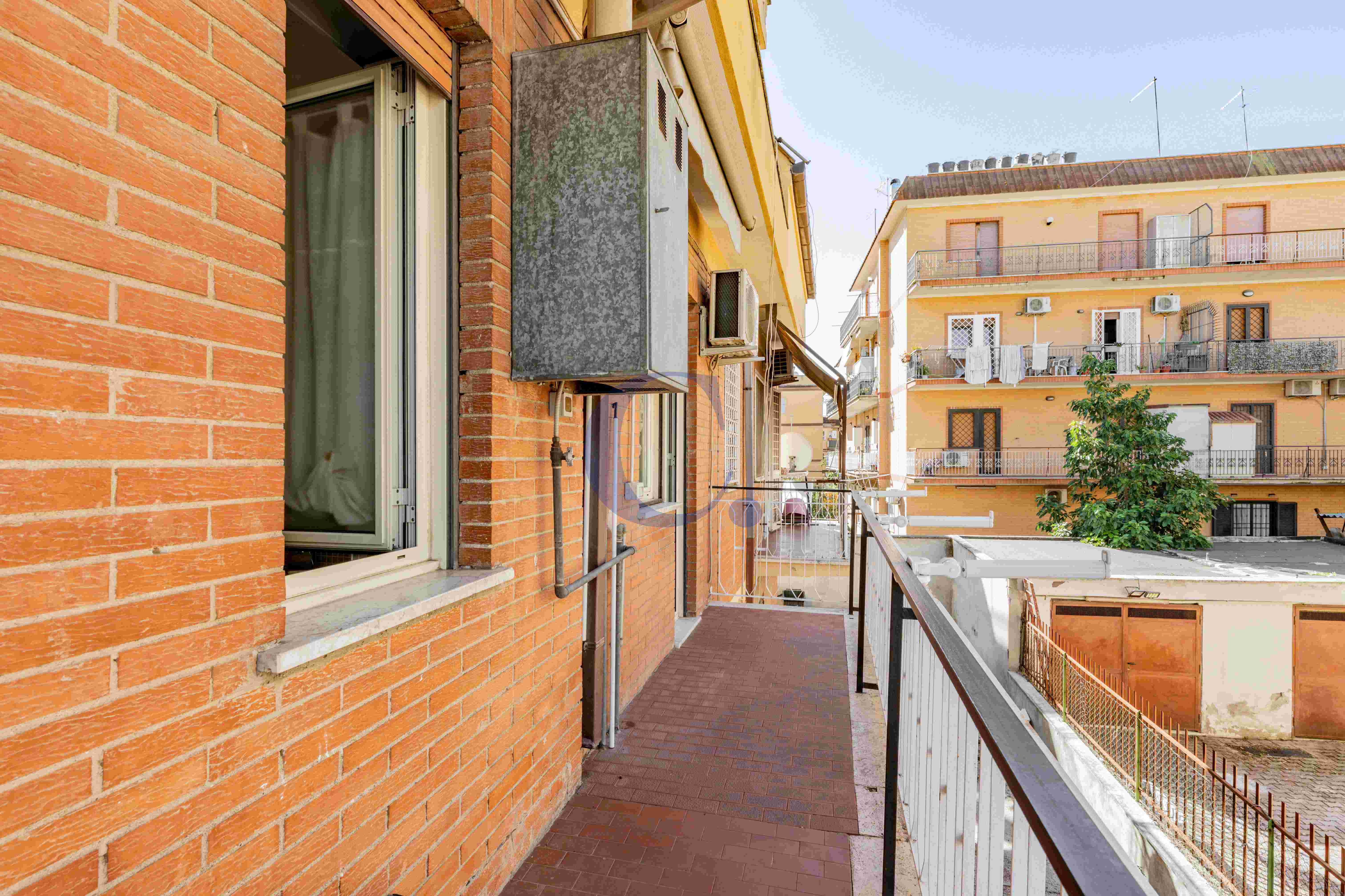 Appartamento Ristrutturato Con Balcone Perimetrale E 2 Camere Matrimoniali – Torre Angela - Immagine 32