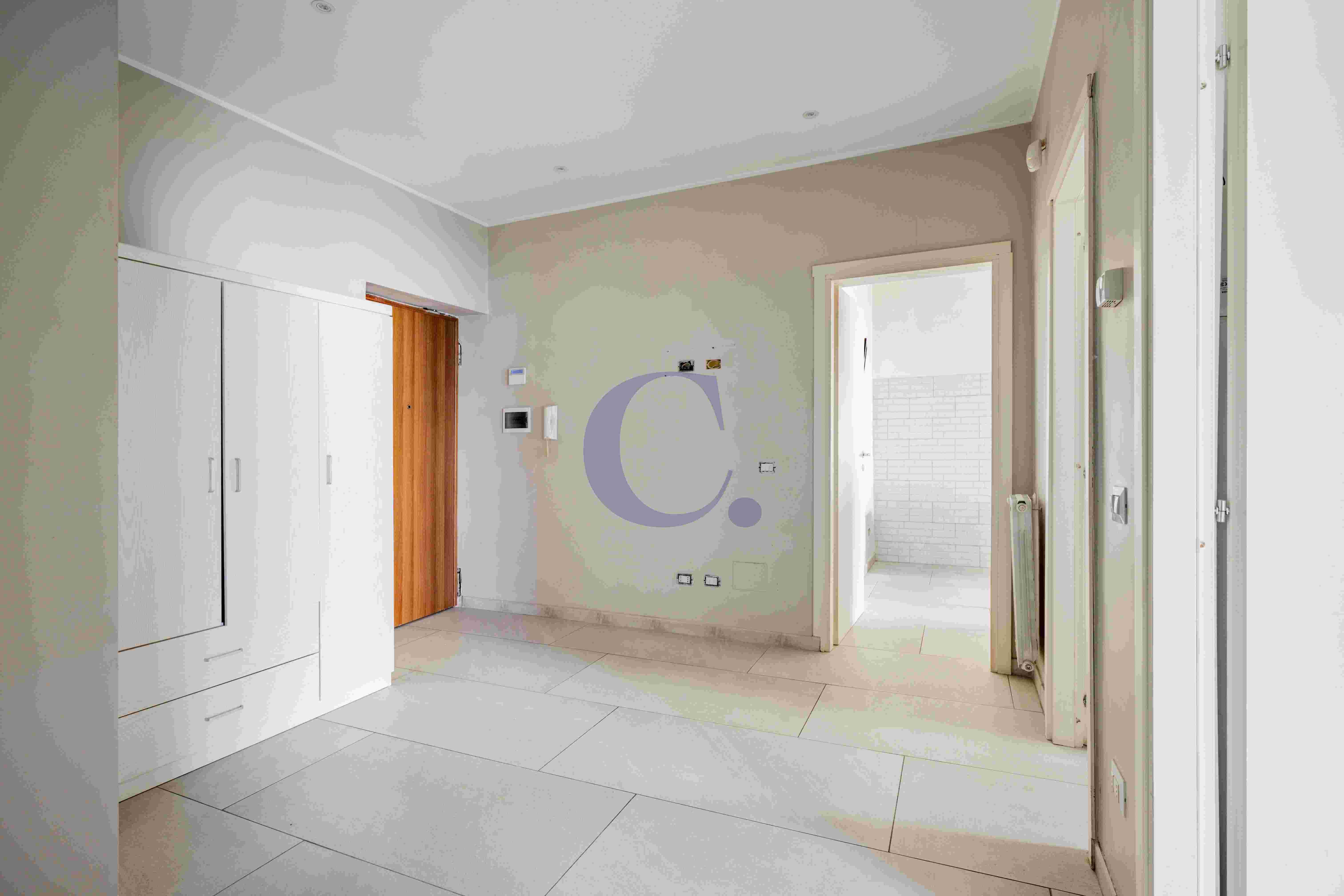 Appartamento Ristrutturato Con Balcone Perimetrale E 2 Camere Matrimoniali – Torre Angela