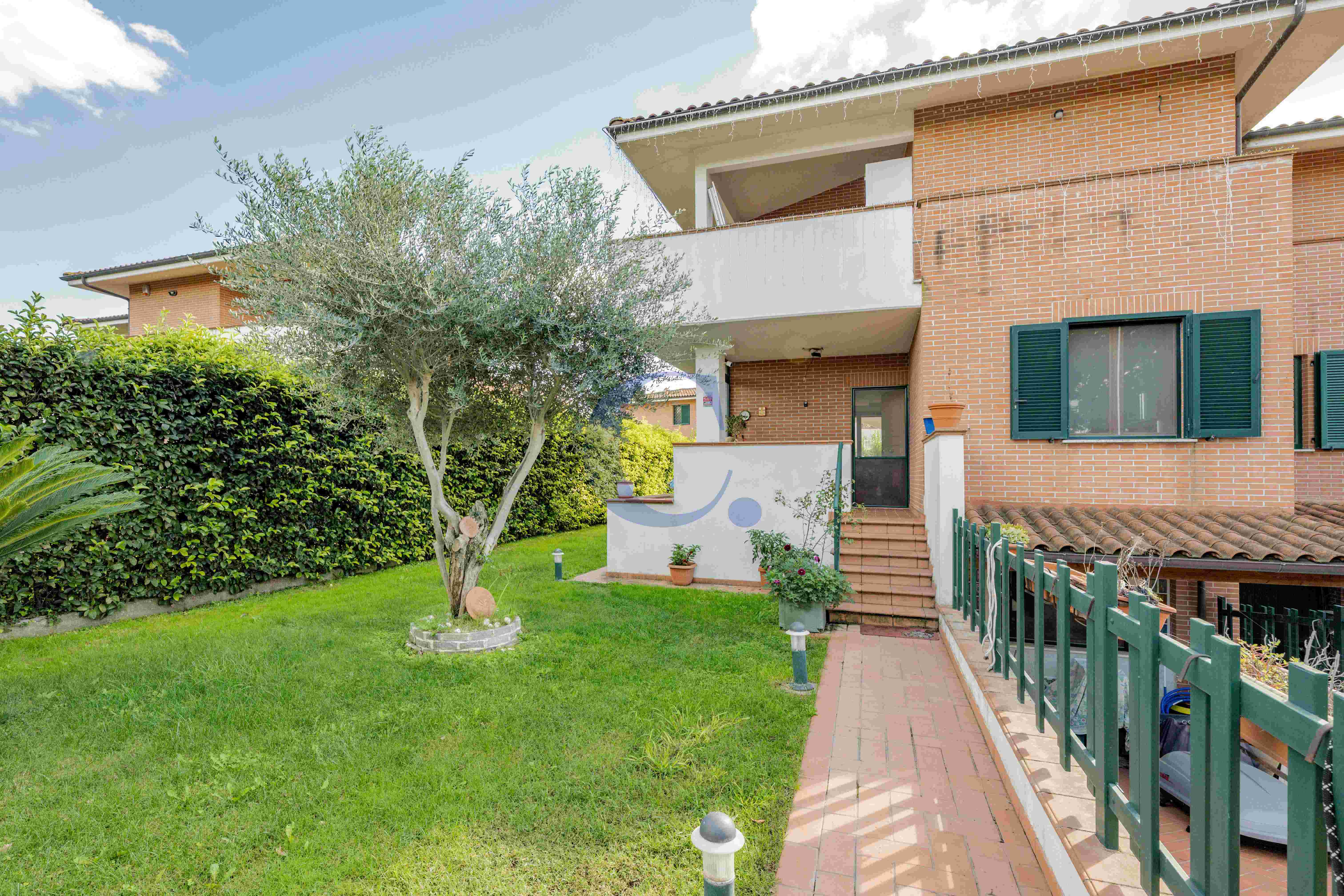 Villa A Schiera Ristrutturata Con Giardino Privato Di 350 Mq In Comprensorio Riservato