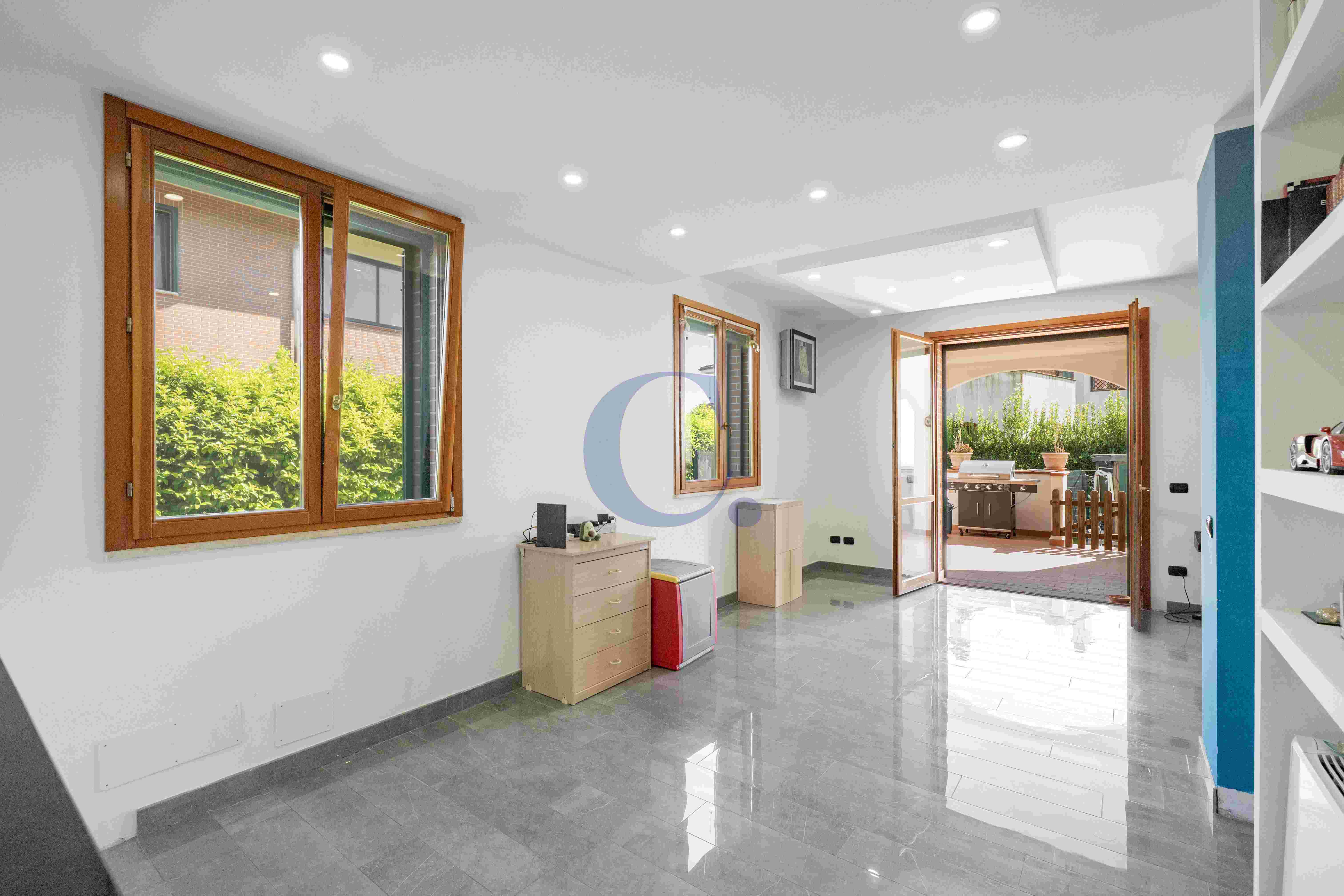 Villa A Schiera Ristrutturata Con Giardino Privato Di 350 Mq In Comprensorio Riservato - Immagine 3