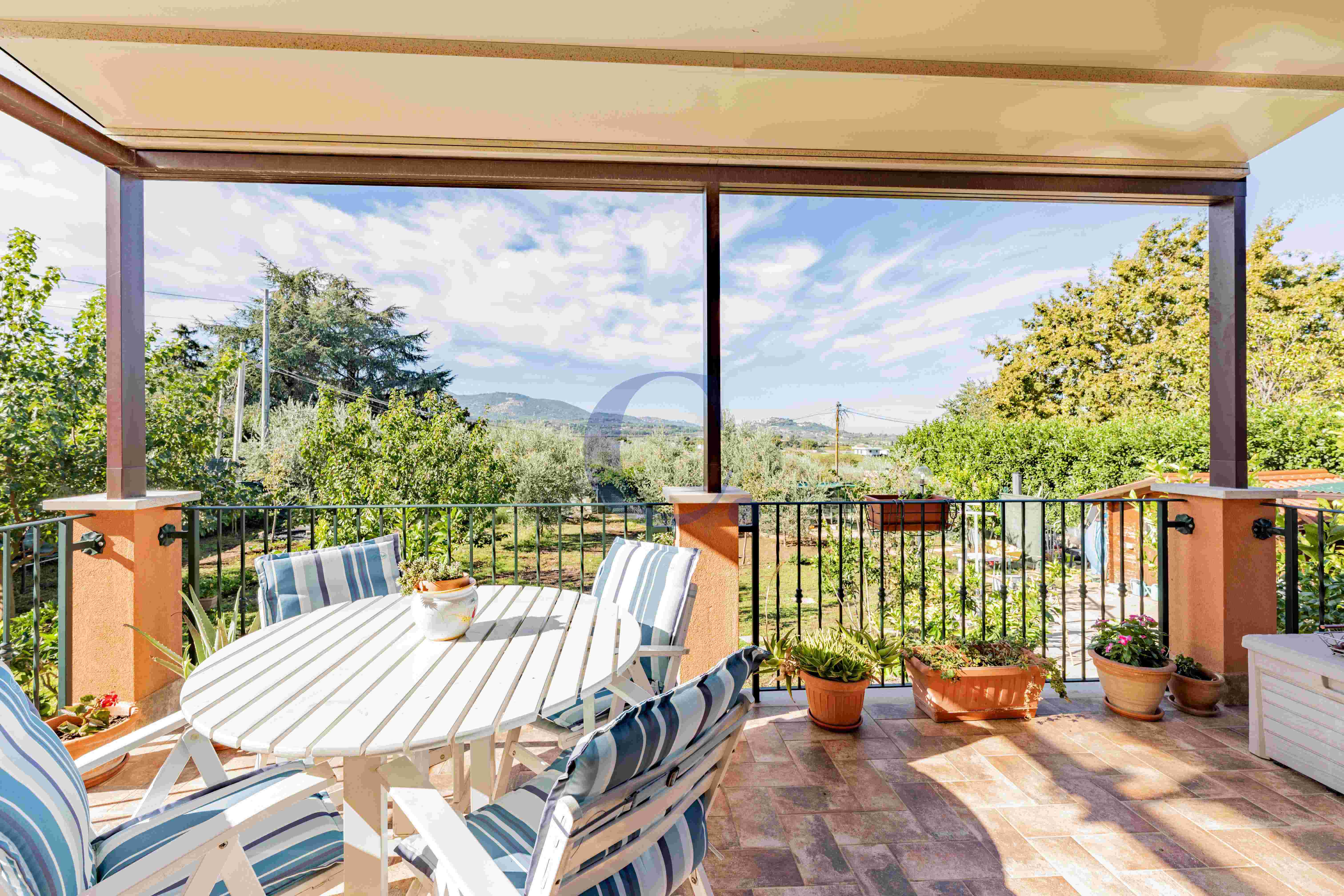 Villa Con Ampio Giardino Privato, Spazi Generosi E Comodi Posti Auto