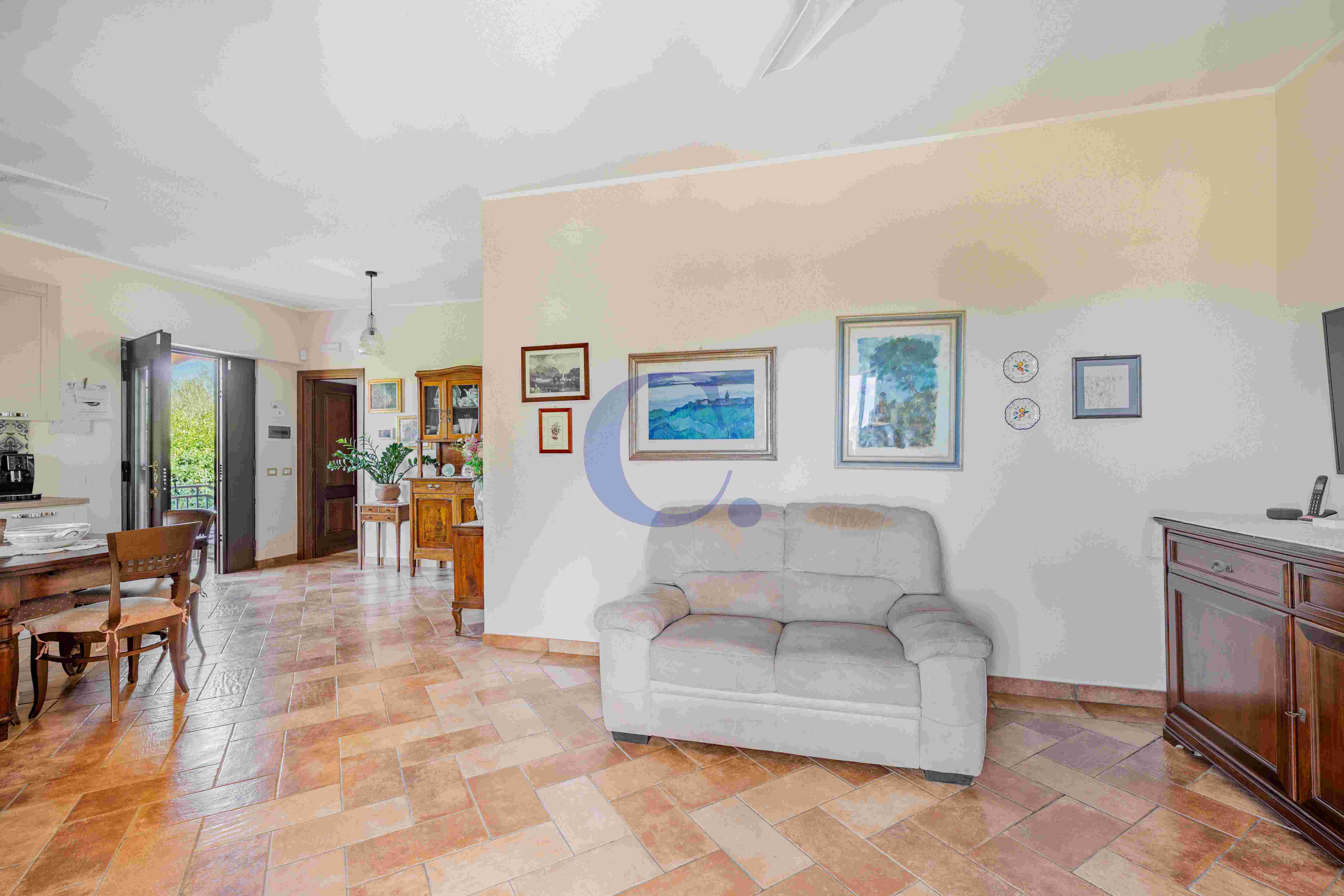 Villa Con Ampio Giardino Privato, Spazi Generosi E Comodi Posti Auto - Immagine 12