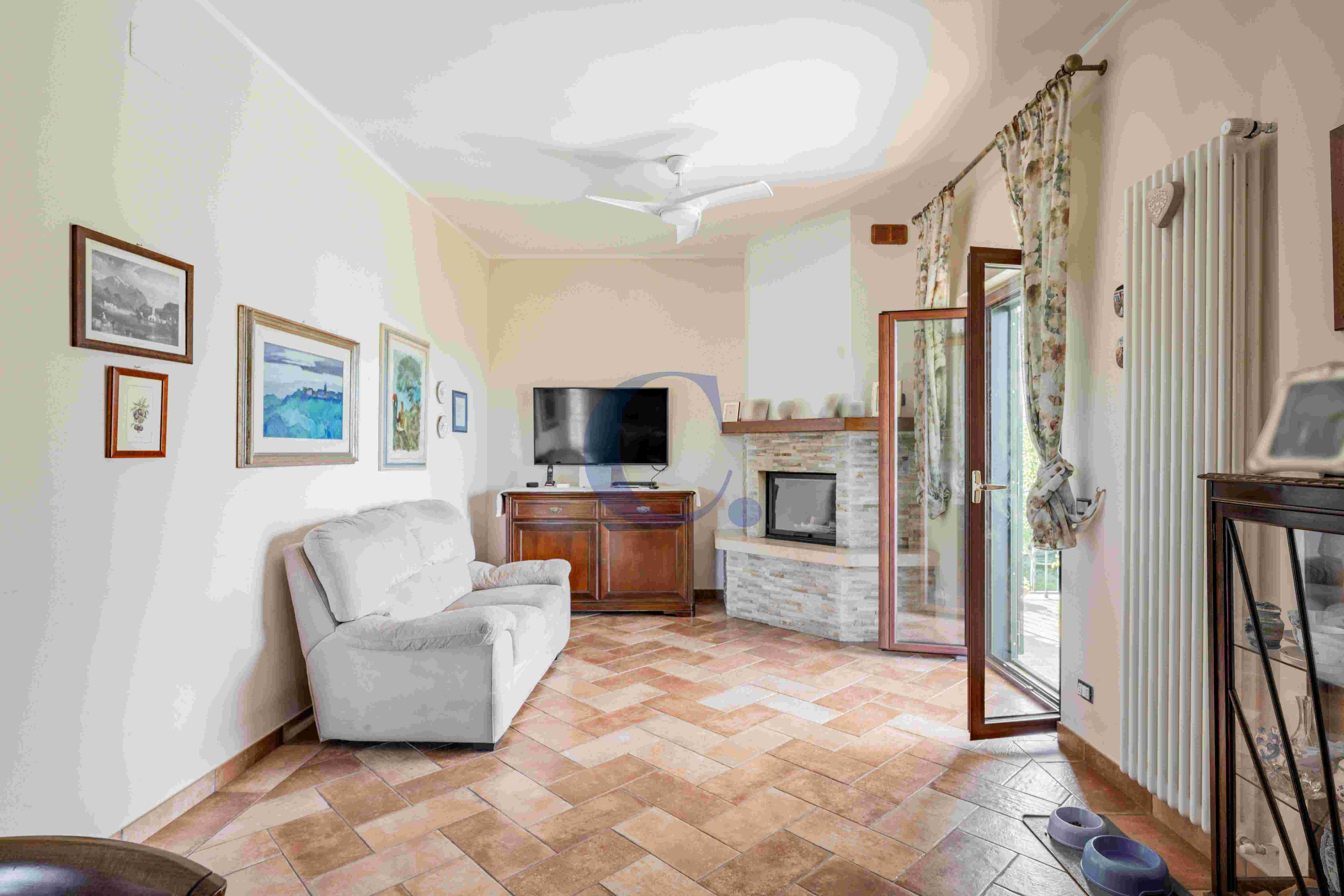 Villa Con Ampio Giardino Privato, Spazi Generosi E Comodi Posti Auto - Immagine 10
