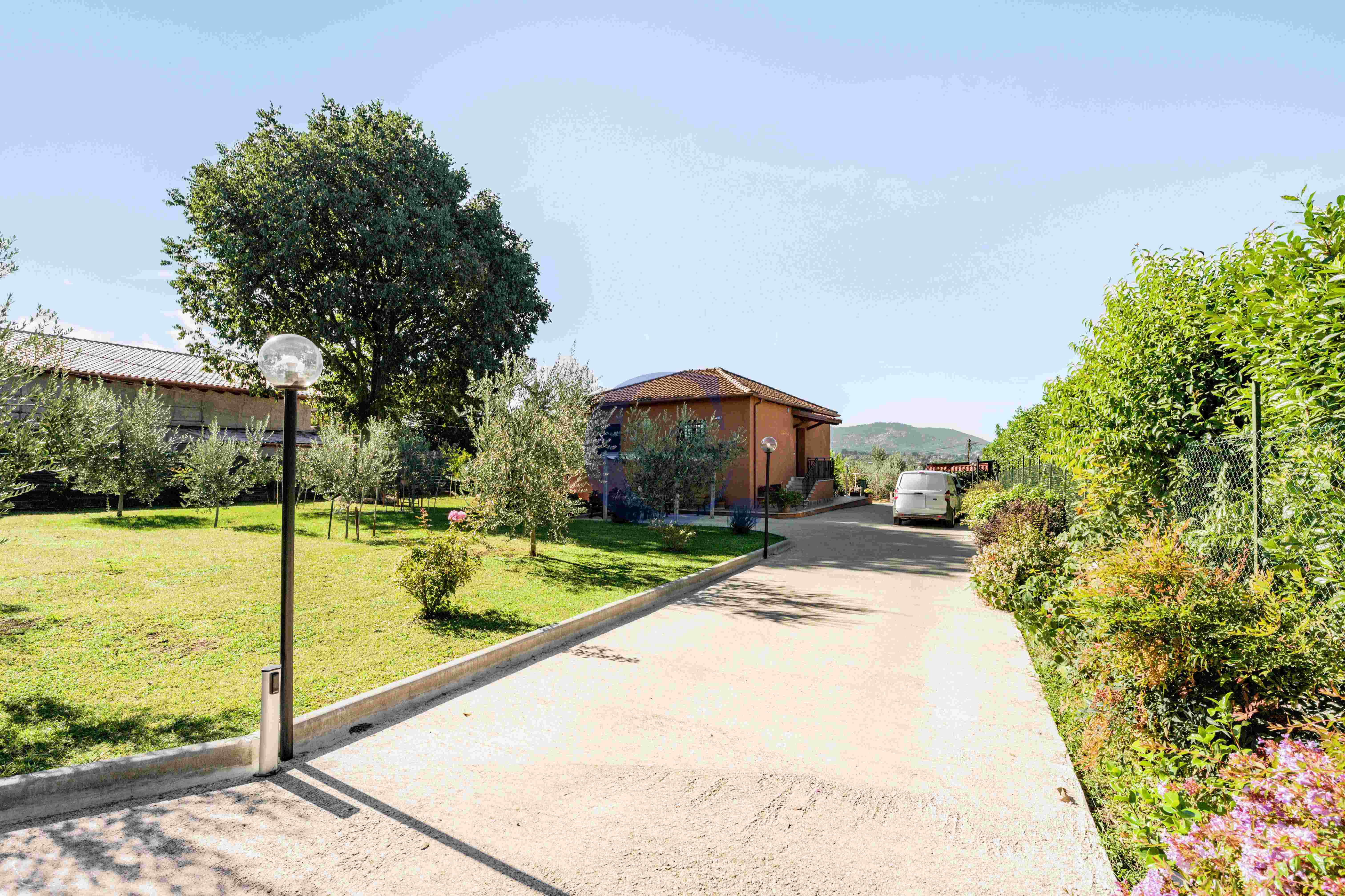 Villa Con Ampio Giardino Privato, Spazi Generosi E Comodi Posti Auto - Immagine 49