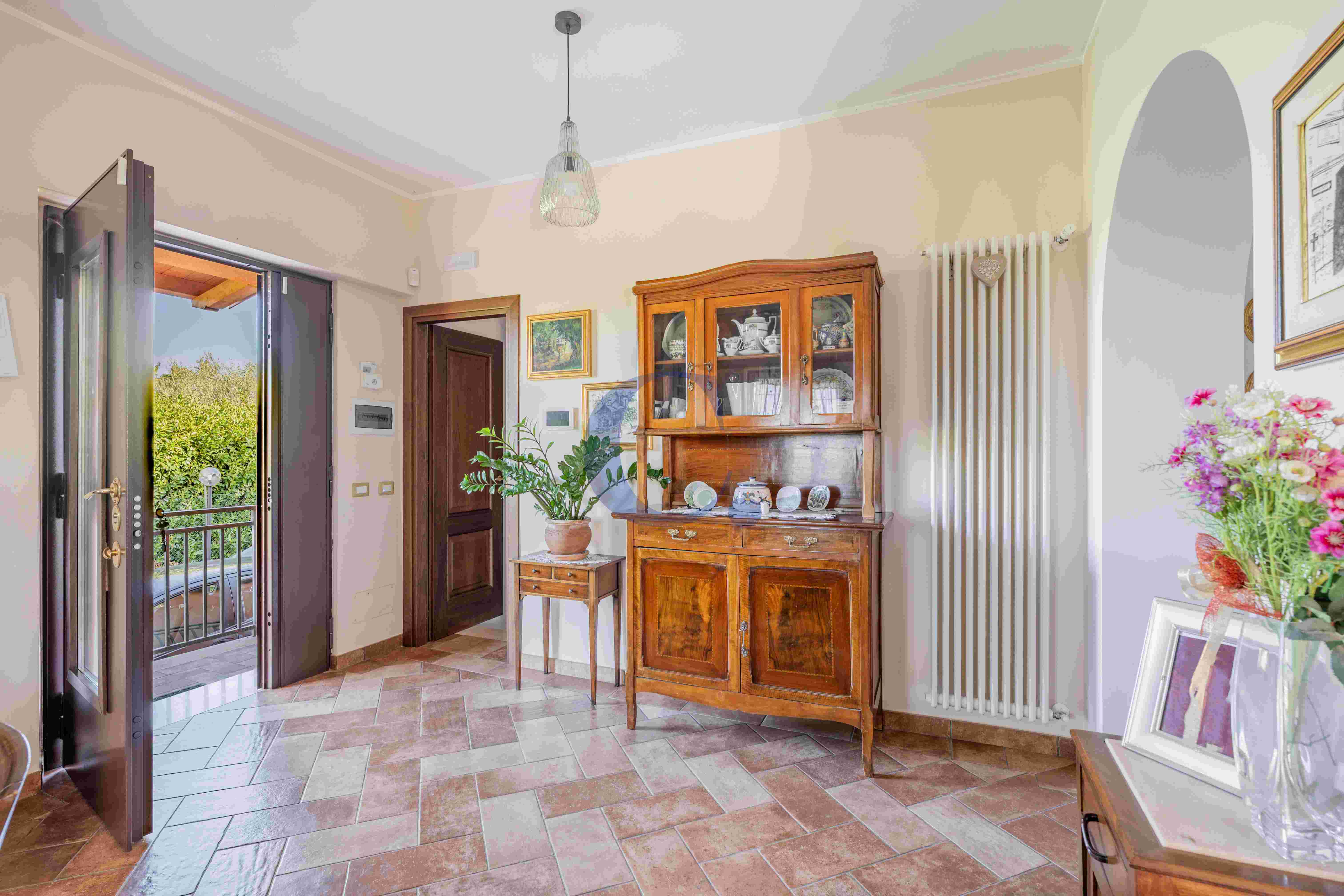 Villa Con Ampio Giardino Privato, Spazi Generosi E Comodi Posti Auto - Immagine 5