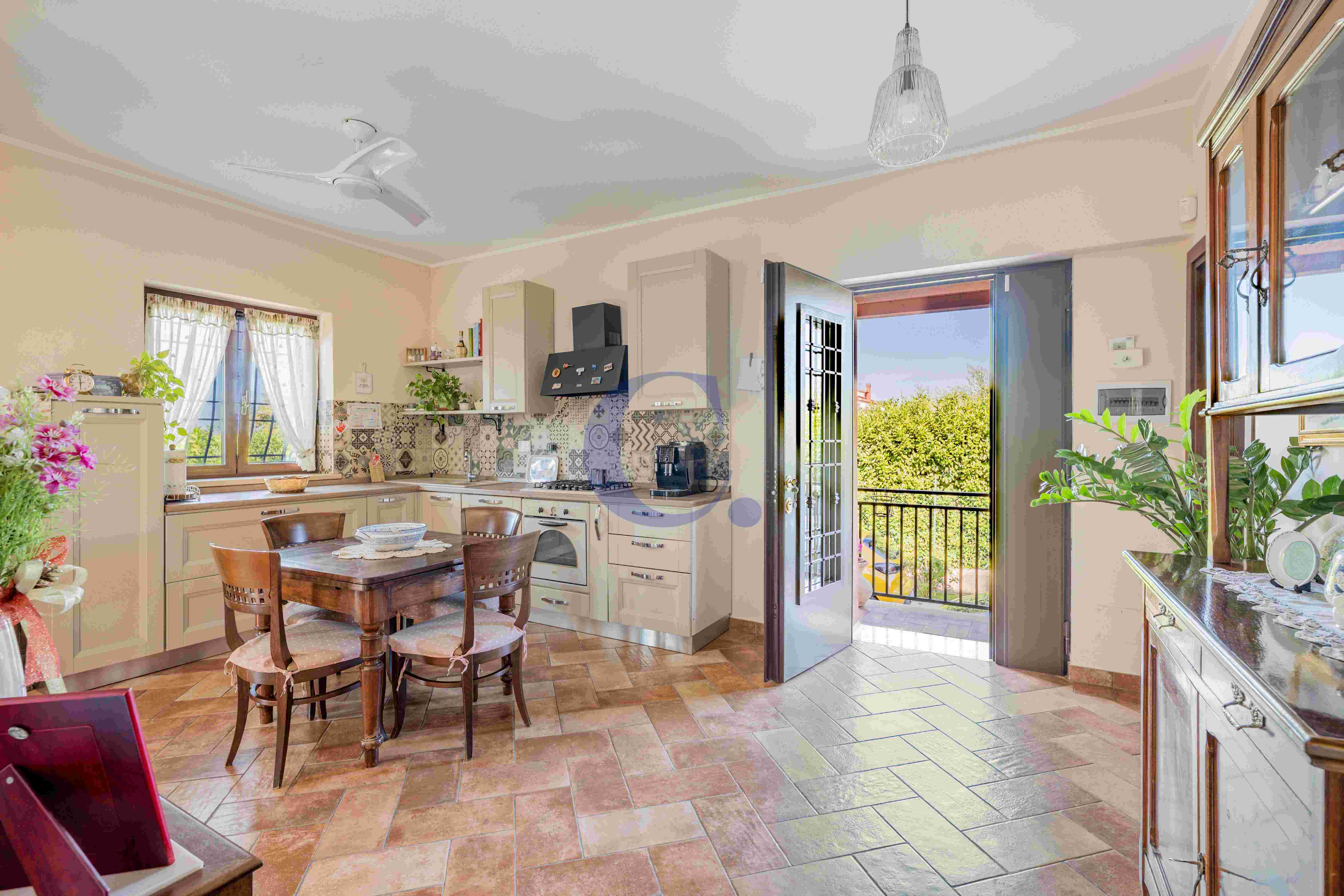 Villa Con Ampio Giardino Privato, Spazi Generosi E Comodi Posti Auto - Immagine 4