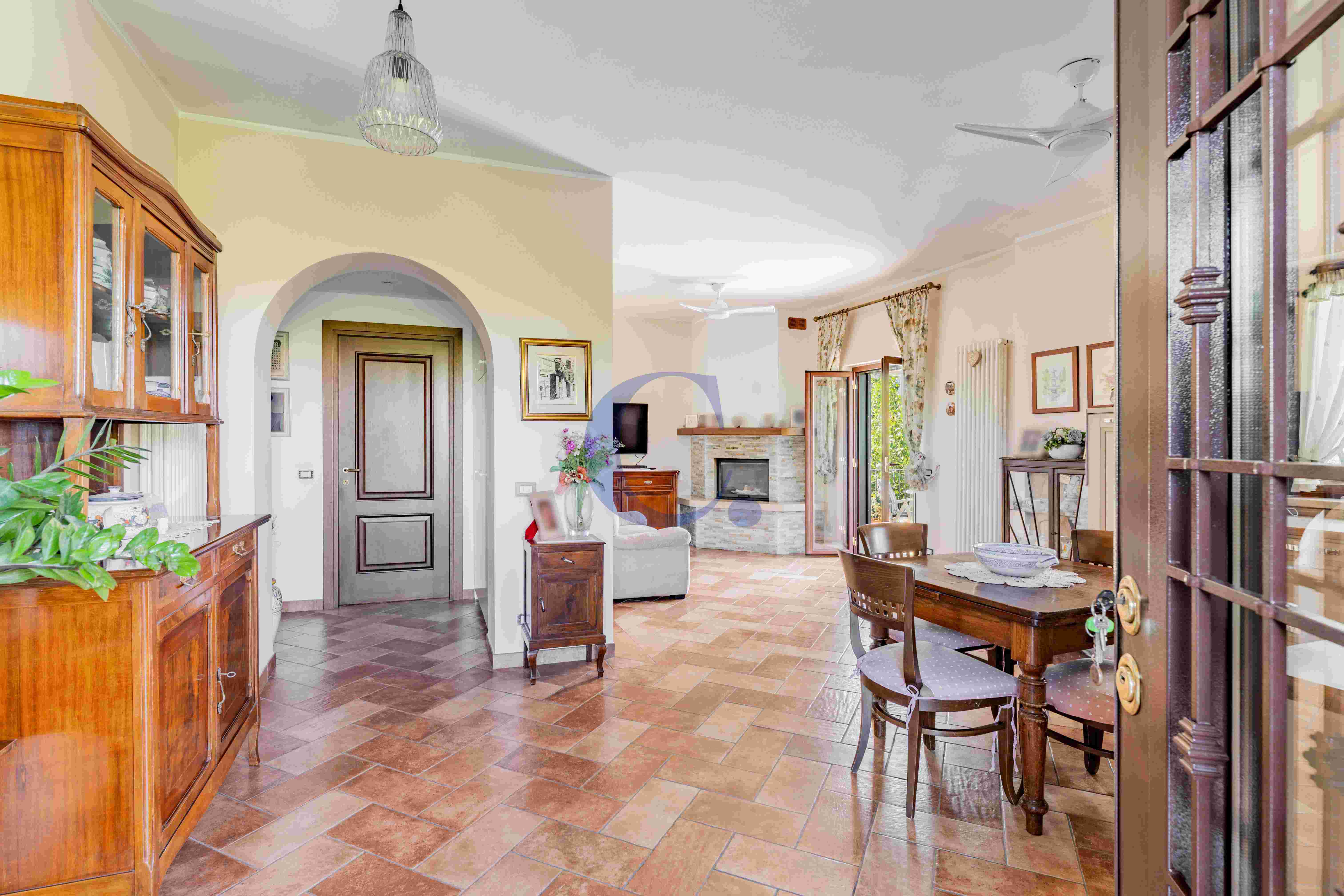 Villa Con Ampio Giardino Privato, Spazi Generosi E Comodi Posti Auto - Immagine 3