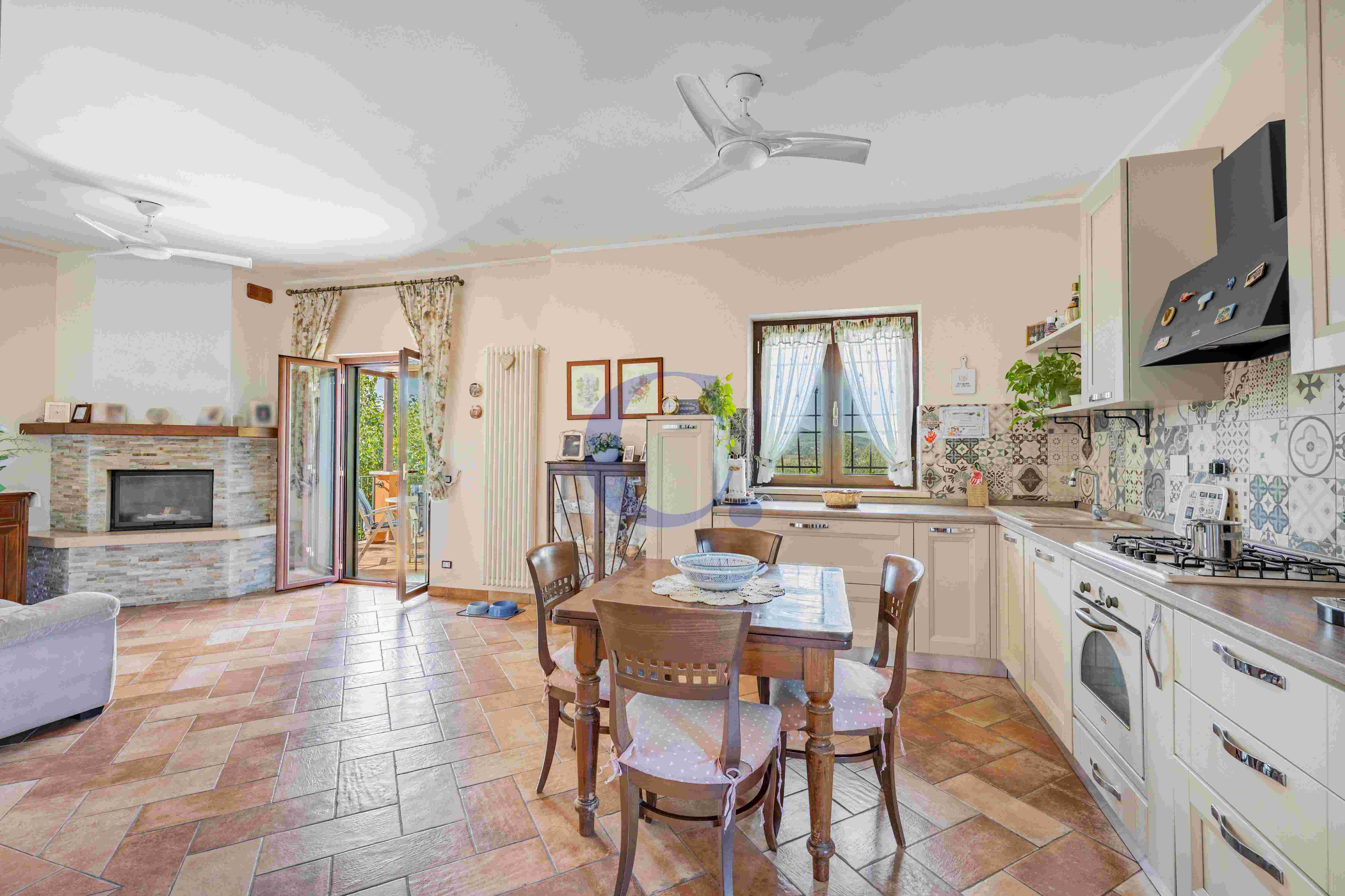 Villa Con Ampio Giardino Privato, Spazi Generosi E Comodi Posti Auto - Immagine 6
