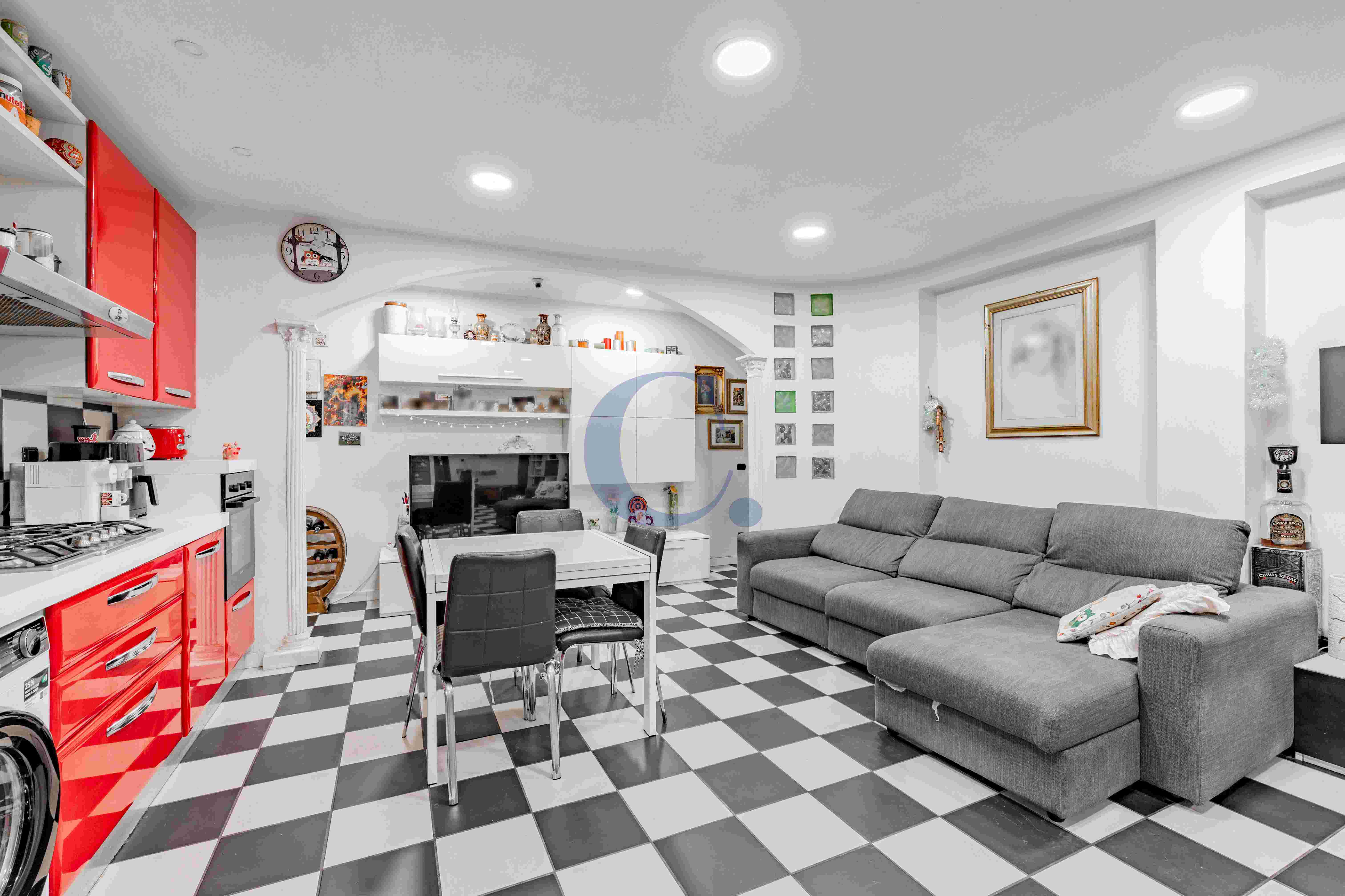 Ampio Appartamento Al Sesto Piano Con Due Balconi - Immagine 3